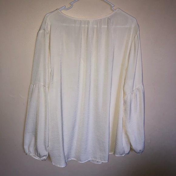 5/$25 🚨LAST CHANCE🚨 Soft women’s blouse - Picture 4 of 5